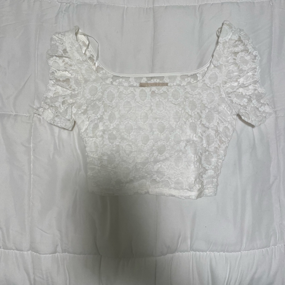 Cropped white lace shirt